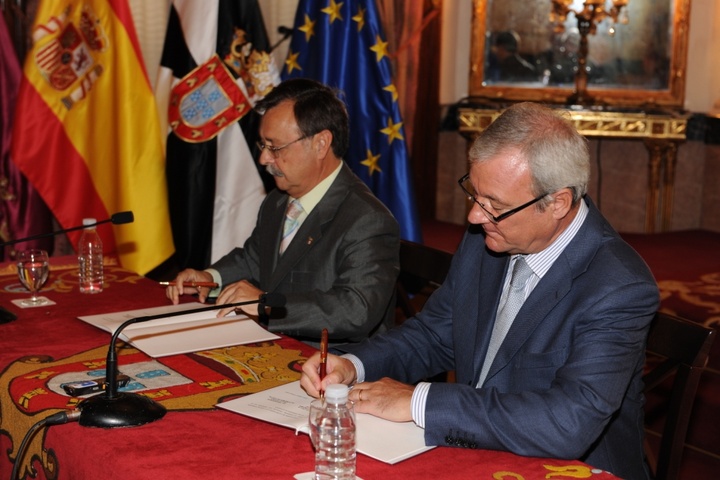 El presidente de la Comunidad de Murcia, Ramón Luis Valcárcel, y el presidente de la Ciudad Autónoma de Ceuta firman un protocolo de colaboración 01