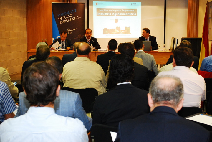 Salvador Marín presenta los resultados junto al director del Instituto de Fomento, Juan José Beltrán, y el presidente Centro Tecnológico Nacional de la Conserva y la Alimentación, José García Gómez.