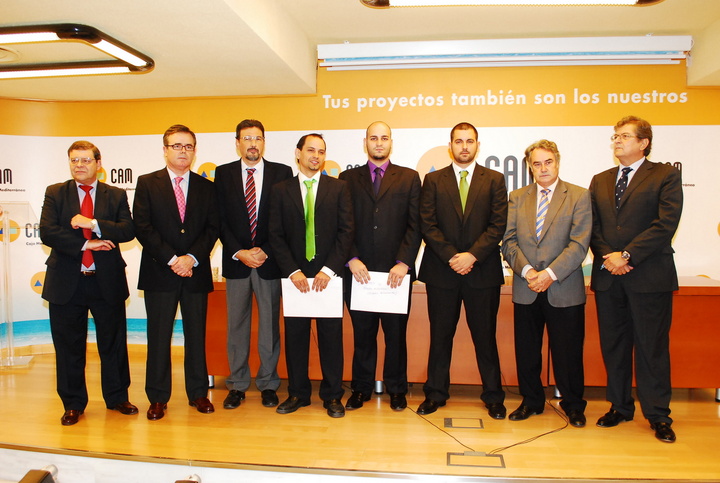 De izquierda a derecha, el director de Área de EOI, Juan Montero, el director del INFO, Juan José Beltrán, los emprendedores galardonados, Antonio Sierra, Juan Antonio Pietro y Jaime Fernández Caro, el presidente territorial de la CAM, Ángel Martínez, y el decano del Colegio de Economistas de la Región de Murcia, Ramón Madrid.