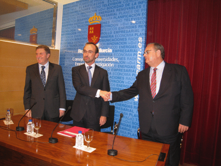 Imagen del consejero Salvador Mar&iacute;n con los responsables de la empresa Simovel Europa, Jes&uacute;s Pe&ntilde;alver y Jes&uacute;s Ruiz
