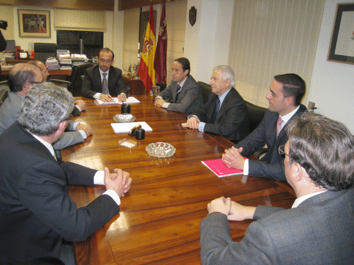 Imagen de la reuni&oacute;n de la 'Mesa de Impulsos Empresarial: Mueble y Madera'