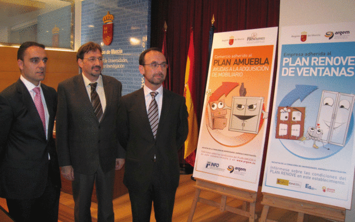 El consejero de Universidades, Empresa e Investigaci&oacute;n, Salvador Mar&iacute;n, presenta junta al director del Instituto de fomento, Juan Jos&eacute; Beltr&aacute;n, y el director general de Industria, Energ&iacute;a y Minas, Jos&eacute; Francisco Puche, el Plan AMUEBLA y el Plan Renove de Puertas y Ventanas