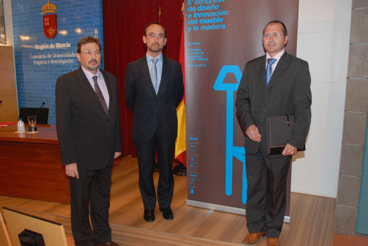 El consejero de Universidades, Empresa e Investigación, Salvador Marín, presenta la quinta edición del Congreso de Diseño e Innovación del Mueble junto al director del instituto de Fomento, Juan José Beltrán, y el presidente de la Asociación Regional de Empresas de la Madera y el Mueble (Arema), Juan Manuel Ortiz