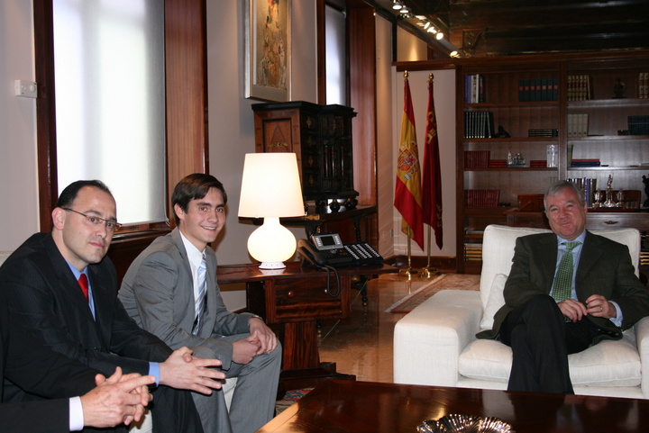 Valcárcel recibe al alumno que participa en el Programa Modelo de Parlamento Europeo (2)