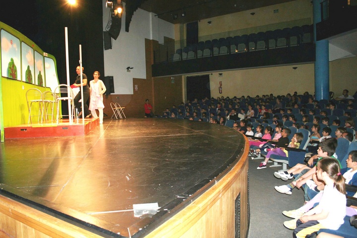 Los escolares de Alcantarilla conocen las ventajas del transporte público a través de la obra de teatro 'El autobús' (2)