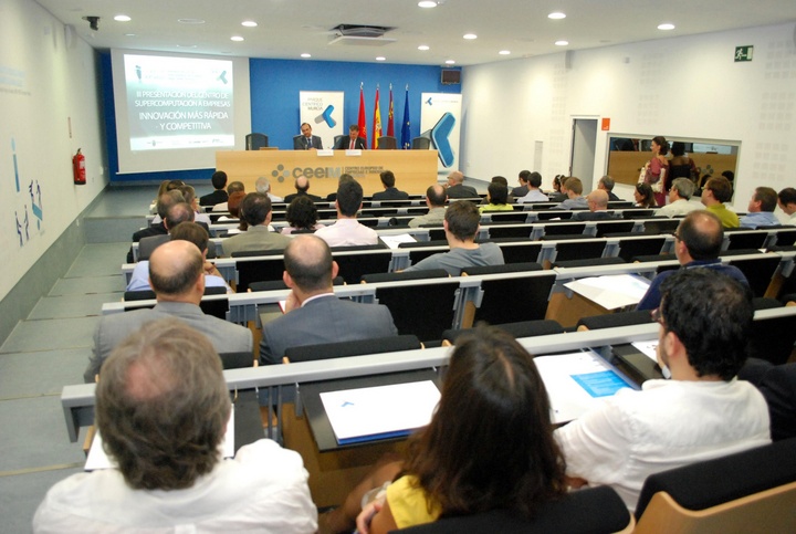 El consejero Salvador Marín, acompañado del director gerente de la Fundación parque científico, Francisco Vidal, abre la jornada para empresas 'Innovación más rápida y competitiva'