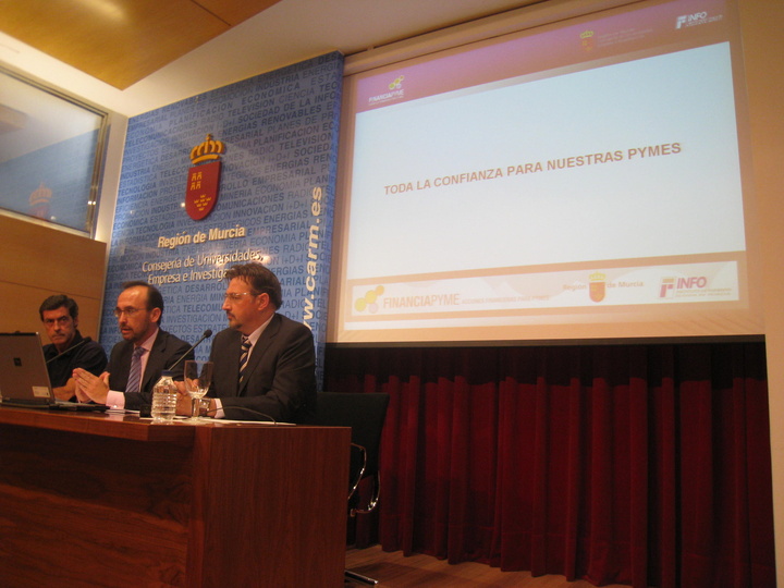 Marín estuvo acompañado en la presentación de las nuevas líneas de 'FinanciaPyme' por el secretario general de la Consejería, Antonio Sánchez-Solís, y el director del Instituto de Fomento, Juan José Beltrán