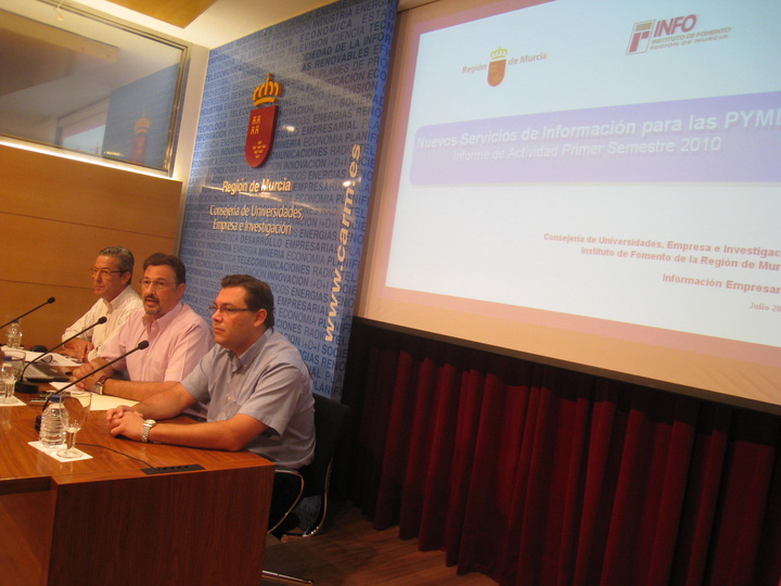 El director del Info, Juan José Beltrán, presenta los resultados de la campaña de difusión del programa InfoFinanciación 2001 junto al directo adjunto, Francisco Fuentes, y el jefe de Información del Instituto, Francisco Martínez