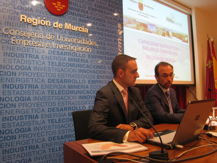 El consejero de Universidades, Empresa e Investigación, Salvador Marín, presenta junto al director general de Industria, Energía y Minas, José Francisco Puche, el 'mix energético' de la Región