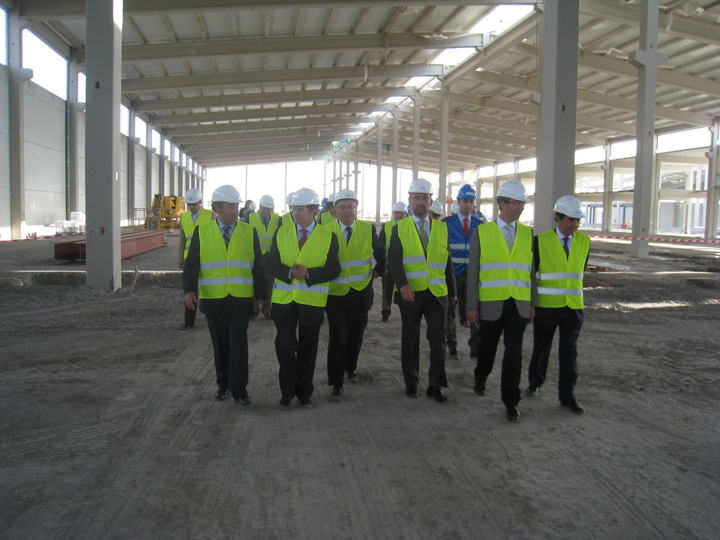 El consejero de Universidades, empresa e Investigación, Salvador Marín, visita junto a los alcaldes de Lorca, Francisco Jódar, y de Puerto Lumbreras, Pedro Antonio Sánchez, y el presidente de la empresa Noksel, Salim Akkoyunlu, las obras de la factoría de la empresa en Lorca