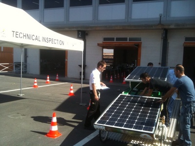 Imagen de un prototipo de solar que participa en la Solar Race Regi&oacute;n de Murcia pasa la inspecci&oacute;n t&eacute;cnica de frenos
