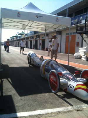 Dos prototipos participantes en la Solar Race Regi&oacute;n de Murcia se disponen a comenzar la sesi&oacute;n de entrenamientos libres