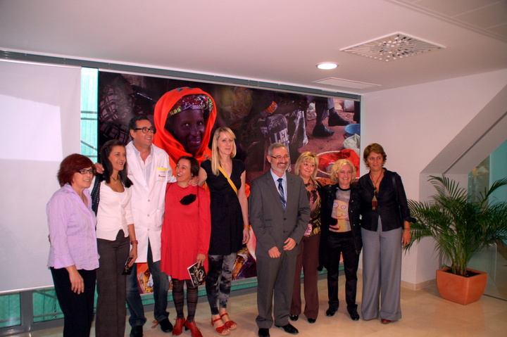 La directora general de Asistencia Sanitaria inaugura la exposición realizada por los participantes en el proyecto Cirugía Solidaria