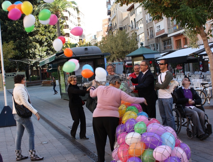 Momento de la suelta de globos con la presidenta de Asociación de Daño Cerebral Adquirido de Murciay los directores generales Juan Manuel Ruiz y Francisco García