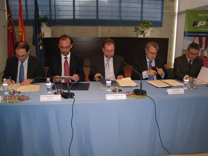 Firma del acuerdo para el desarrollo del proyecto 'FP Emprende' (1)