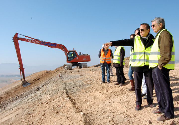 El director general de Planificación, Evaluación y Control Ambiental, Francisco Espejo 2d, durante la visita a las obras del vertedero de Yecla