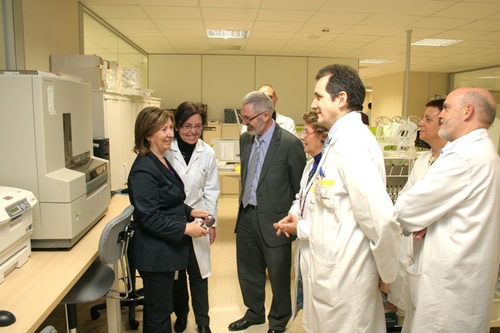 La consejera de Sanidad y Consumo visita el Centro de Bioquímica y Genética Clínica
