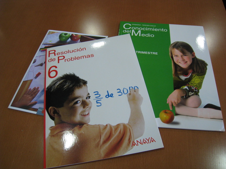 Libros fraccionados para ayudar a aliviar el peso de las mochilas