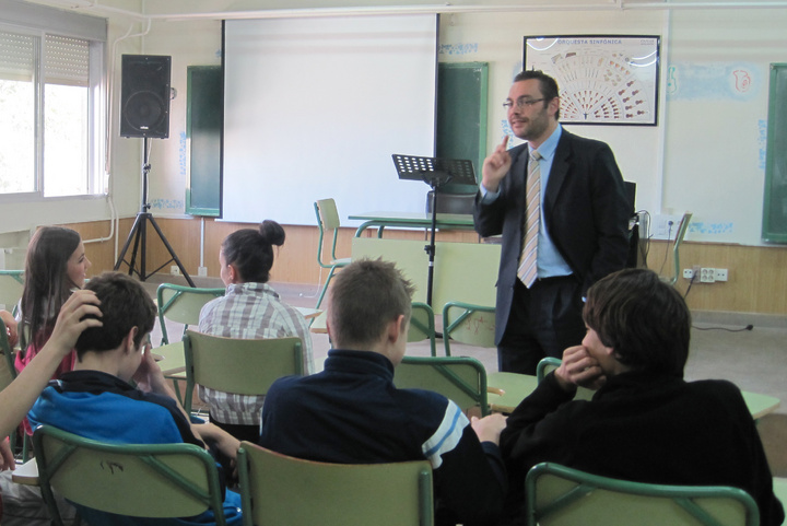 El director adjunto del Info, Francisco Fuentes, imparte una charla informativa a alumnos de Secundaria