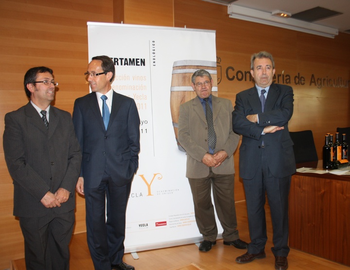 El consejero de Agricultura y Agua, Antonio Cerdá, presentó junto con el alcalde de Yecla, Juan Miguel Benedito, y el presidente de la Denominación de Origen Yecla, Pascual Molina, el IV Certamen Selección Vinos de Yecla