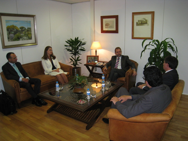 El consejero Constantino Sotoca se reunió hoy con la experta en nutrición infantil y miembro del proyecto de investigación europeo en salud y alimentación EuroFir