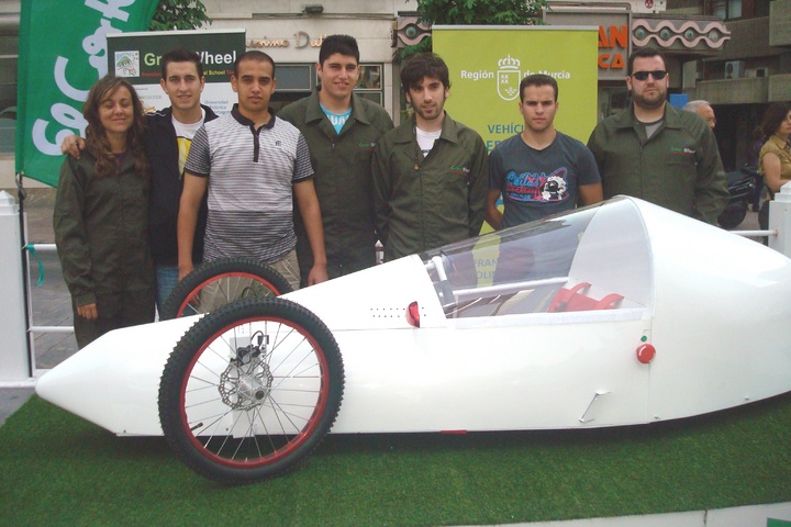 Alumnos de Formación Profesional del IES Francisco de Goya con el coche que participará en la prueba