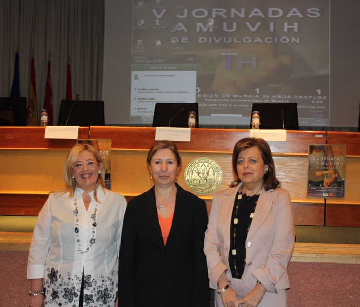 La consejera de Sanidad y Consumo inaugura las V Jornadas AMUVIH