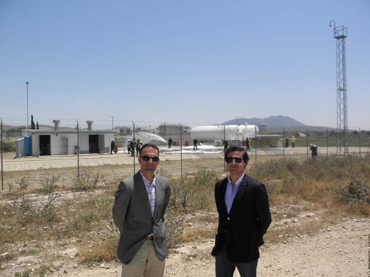 El director general de Industria, Energía y Minas, José Francisco Puche, y el director de HC Energía en Murcia, Joao Rosa, asisten al simulacro de accidente en la planta satélite de Gas Natural Licuado de Jumilla