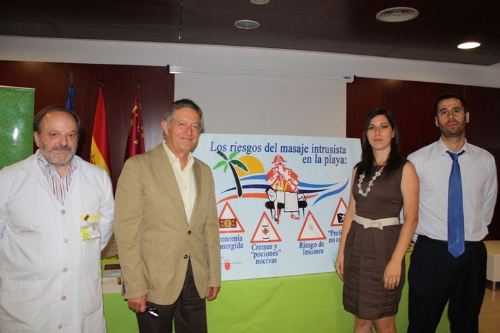 El director general de Salud Pública presenta la campaña  'Los riesgos del masaje intrusista en la playa'
