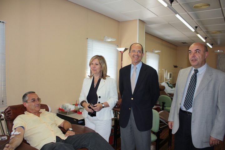 Palacios visita las instalaciones del Centro Regional de Hemodonación