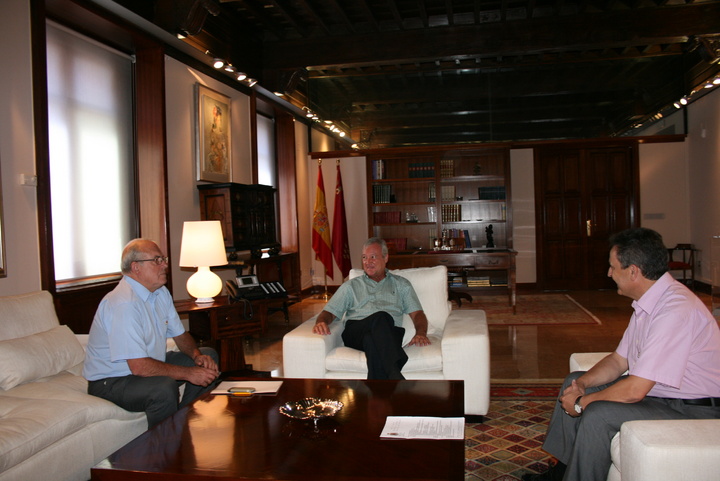 El presidente de la Comunidad Autónoma recibe al alcalde de de Caravaca de la Cruz  (1)