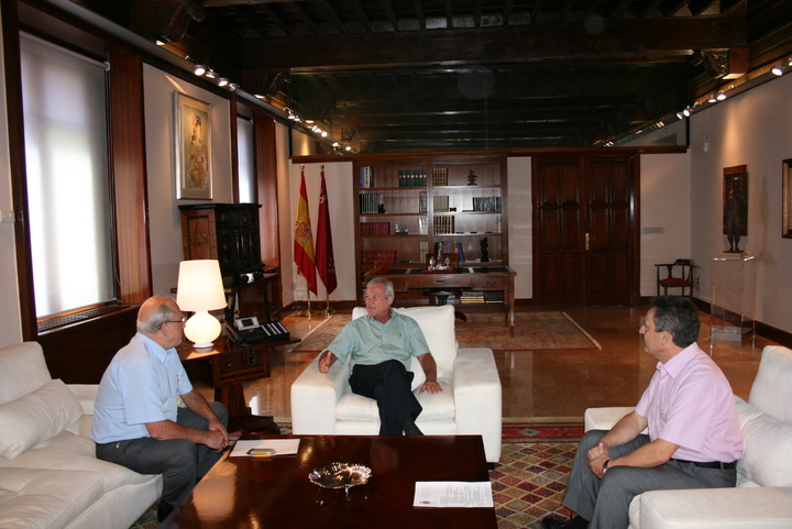 El presidente de la Comunidad Autónoma recibe al alcalde de de Caravaca de la Cruz (2)