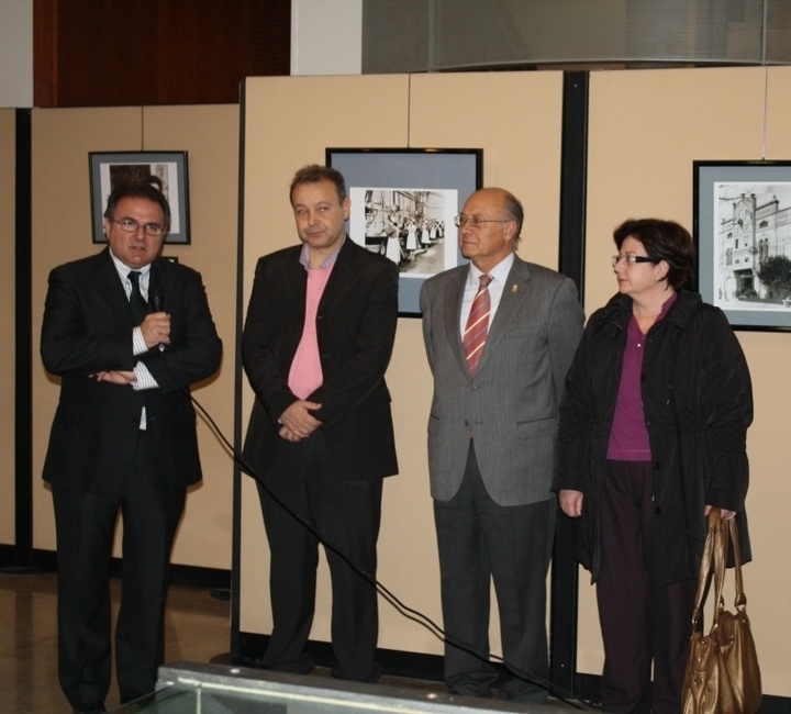 Inauguración de la exposición de fotografía que recoge imágenes de los antiguos comercios de Cieza (1)