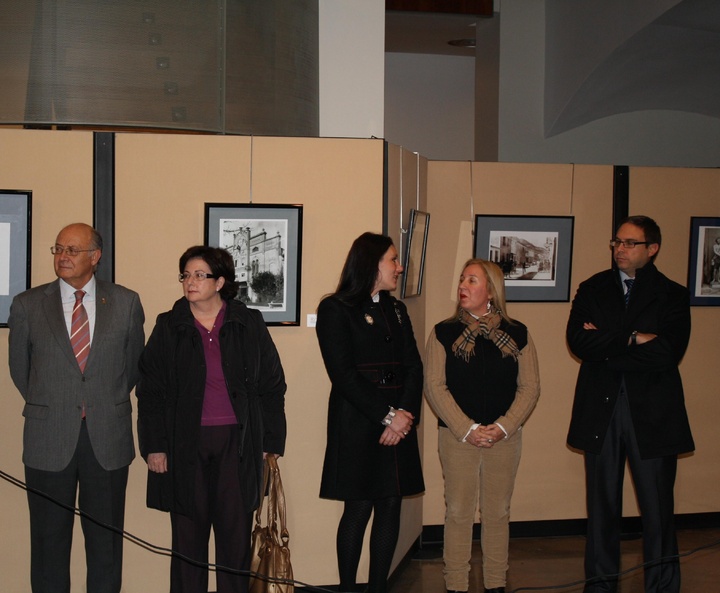 Inauguración de la exposición de fotografía que recoge imágenes de los antiguos comercios de Cieza (2)