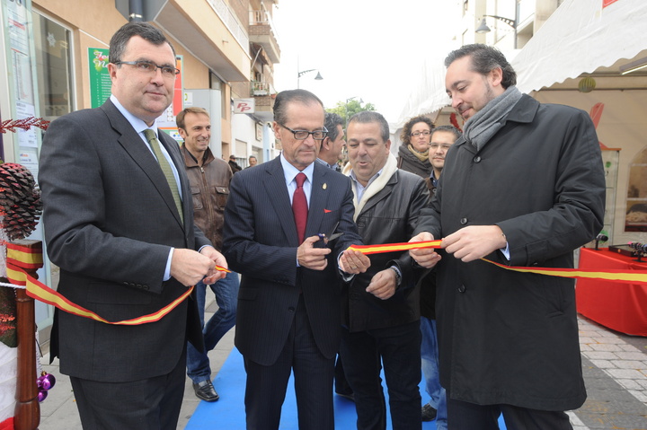 El consejero José Ballesta inaugura el primer Mercado Navideño de Santomera
