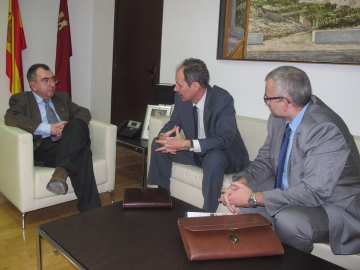El consejero de Presidencia se reúen con directivos de la empresa Matinsa
