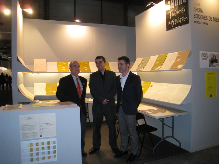 Visita de Pedro Alberto Cruz a los stands del Cendeac y de las galerías murcianas en ARCO 2012 (II)