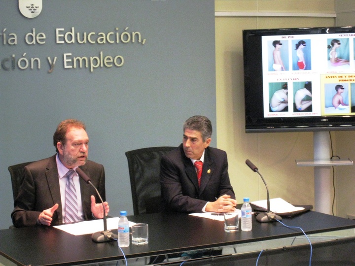 El consejero de Educación, Formación y Empleo, Constantino Sotoca, junto al doctor Fernando Santonja, profesor de la Universidad de Murcia, presentaron los resultados del programa de Higiene Postural 'Isquios'.