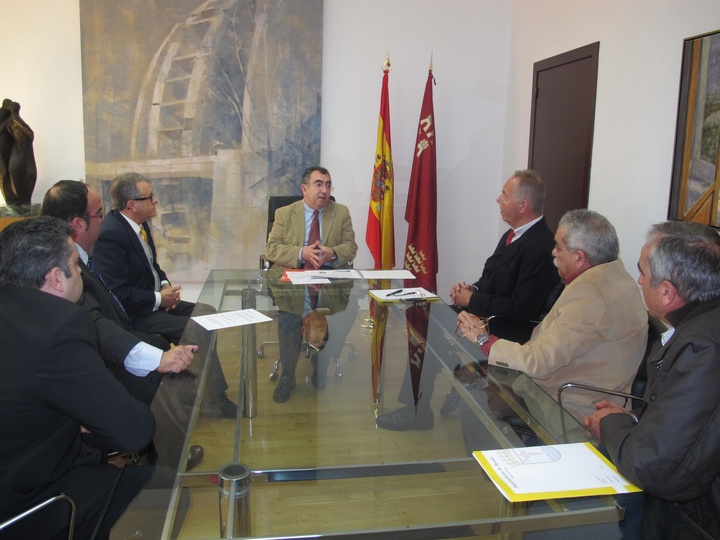 El consejero de Presidencia se reúne con el alcalde de Abarán