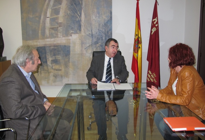 El consejero de Presidencia recibe a la Asociación 'Vacaciones en paz'