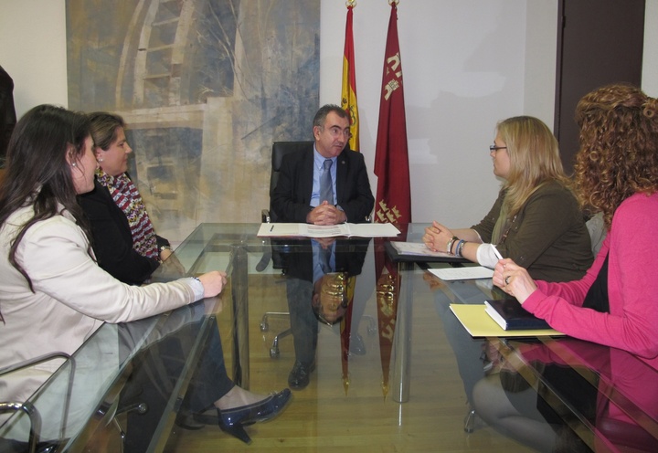 Reuni&oacute;n del consejero de Presidencia con la Asociaci&oacute;n contra la Violencia Dom&eacute;stica de la Regi&oacute;n de Murcia