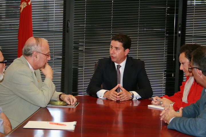 El Consejero de Obras Públicas y Ordenación del Territorio, Antonio Sevilla, ha mantenido hoy una reunión con el presidente del Colegio de Administradores de Fincas, Felipe López Alarcón, y miembros de su junta directiva, en la que se han tratado diversas cuestiones que afectan a las Comunidades de Propietarios de la Región