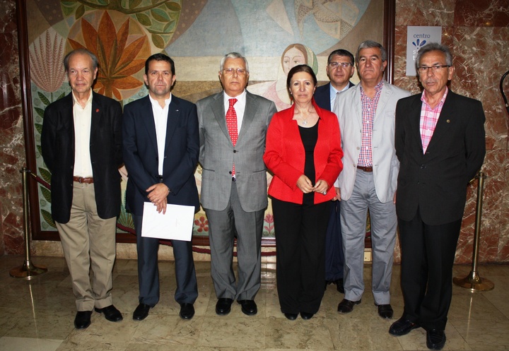 La consejera de Sanidad y Política Social, María Ángeles Palacios, presenta la Red Solidaria para la distribución de alimentos
