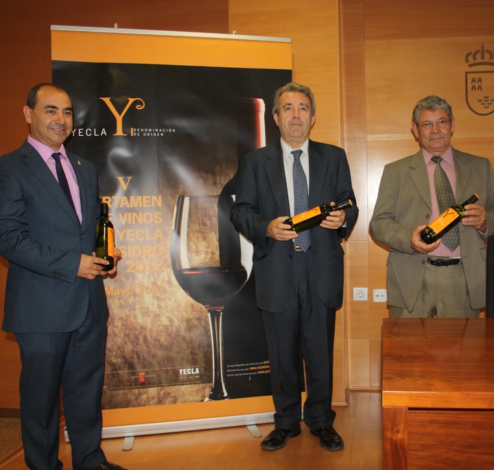 De izda. a dcha. el concejal del Ayuntamiento de Yecla, Jesús Verdú, el consejero de Agricultura y Agua, Antonio Cerdá, y el presidente de la D.O. Yecla, Pascual Molina, durante la presentación