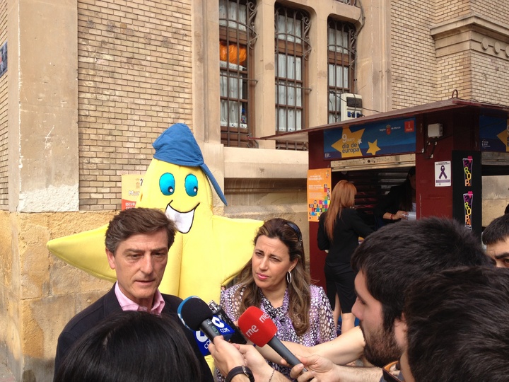 Inauguración de la caseta informativa sobre el Día de Europa