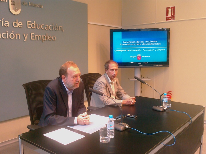 El consejero de Educaci&oacute;n, Formaci&oacute;n y Empleo, Constantino Sotoca, junto al director general del Servicio Regional de Empleo y Formaci&oacute;n (SEF), Gin&eacute;s Mart&iacute;nez, en la presentaci&oacute;n de los resultados del informe sobre inserci&oacute;n laboral de alumnos que participan en acciones formativas para desempleados