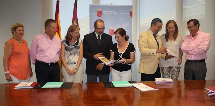 La Consejería de Sanidad y Política Social y el Colegio Oficial de Odontólogos firman un acuerdo para la detección del cáncer oral.
