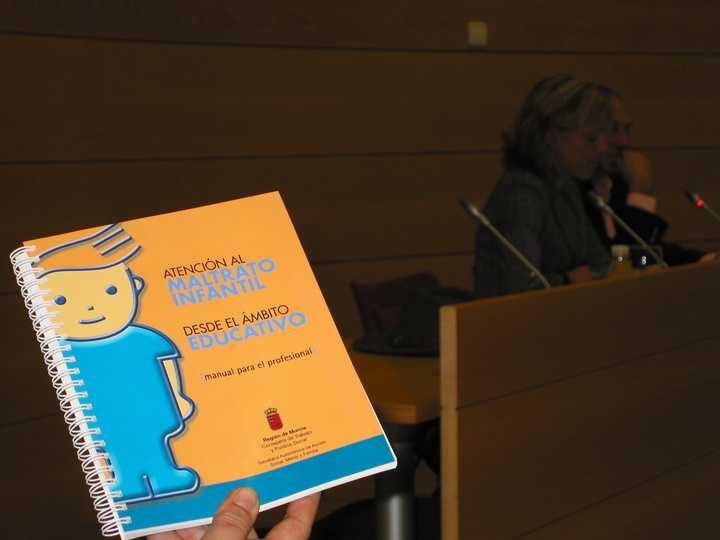 Portada del Manual de Atención al Maltrato Infantil desde el ámbito Educativo
