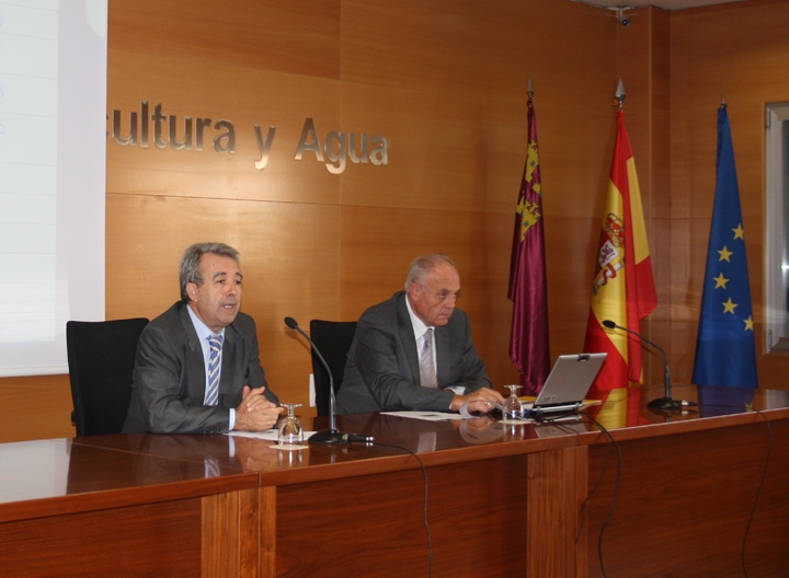 El consejero de Agricultura y Agua, Antonio Cerdá, y el director de Industria Agroalimentaria y Capacitación Agraria, Ángel García Lidón