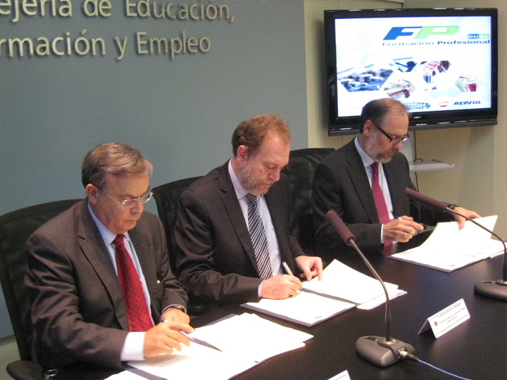 El consejero de Educación, Formación y Empleo, Constantino Sotoca, durante la firma de los convenios con los responsables de Repsol y Estrella de Levante para la puesta en marcha de la Formación Profesional Dual en la Región de Murcia.